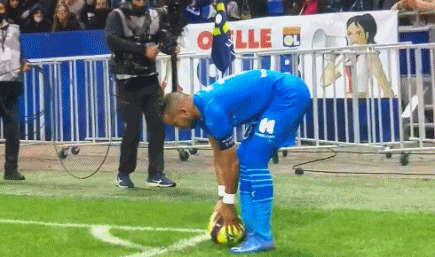 英超第15轮：B费2射1传姆伯莫芒特破门 曼联4-1狼队（英超第15轮：B费两射一传，姆伯莫与芒特破门，曼联4-1大胜狼队）