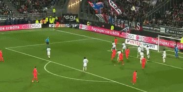 紧跟时事，韩国艺人在热刺vs纽卡看台模仿酷玩乐队观众出轨