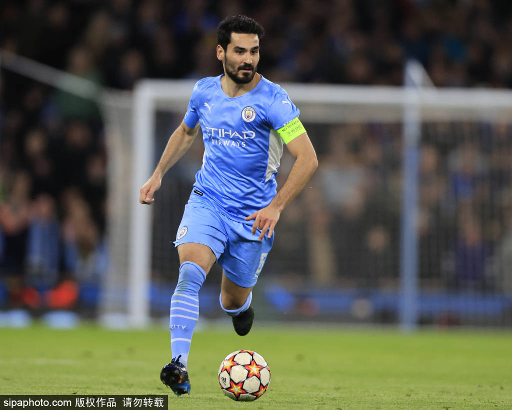 足球中超升班马爆冷击败卫冕冠军，全网热议（中超升班马掀翻卫冕冠军引爆全网热议）