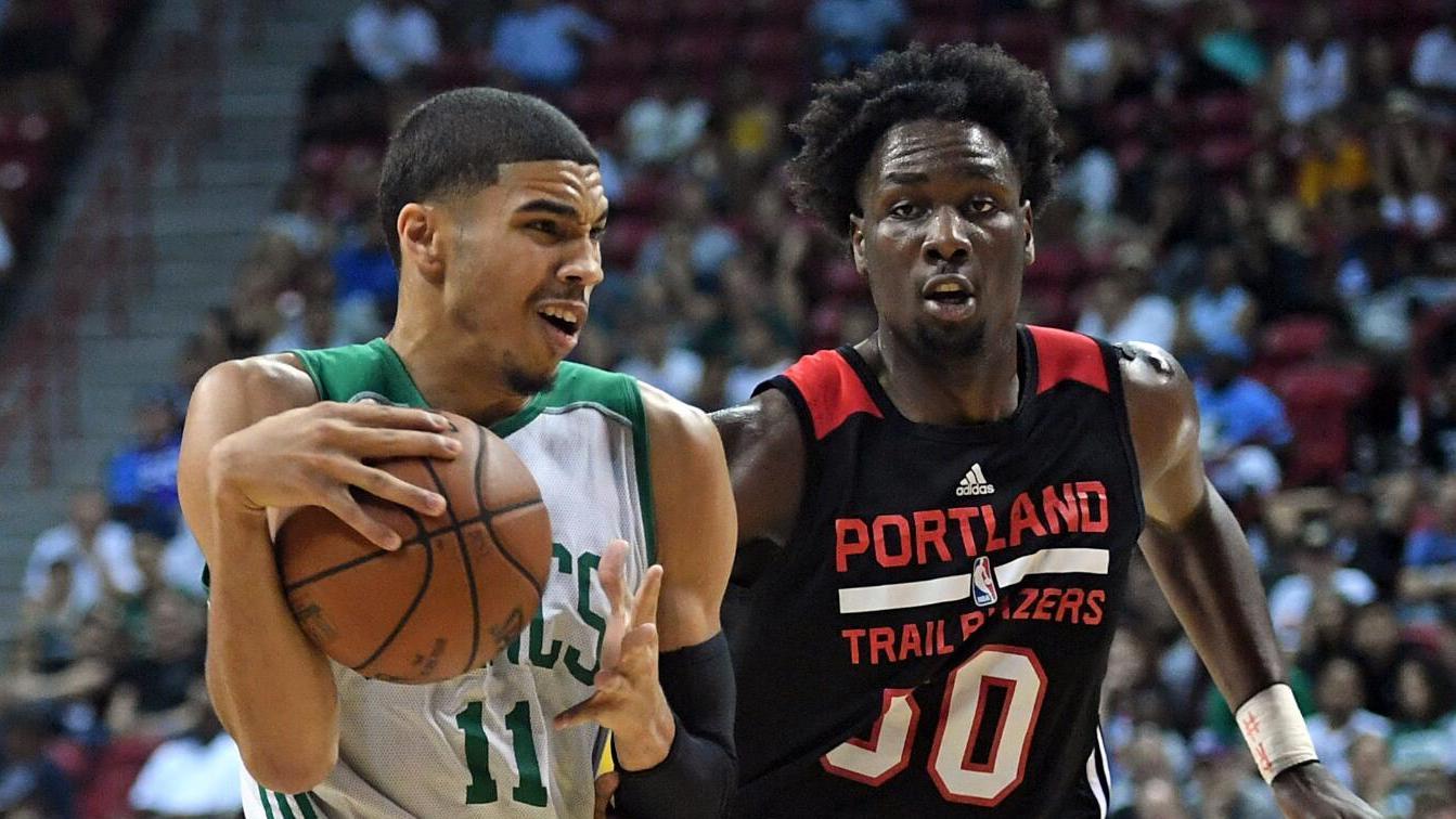 字母哥复出半场砍两双，雄鹿12记三分，半场1分领先（字母哥复出半场两双，雄鹿外线轰进12记三分，半场仅领先1分）