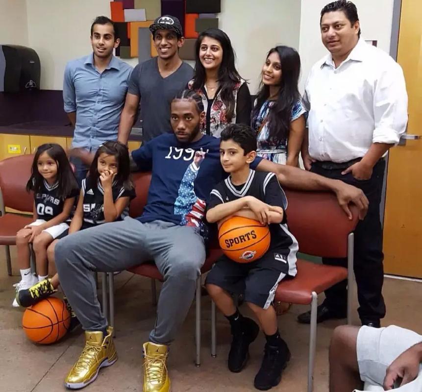 名记：字母哥与队友召开会议，呼吁全队无视外界杂音（名记：字母哥组织队内会议，号召全队忽略外界噪音）