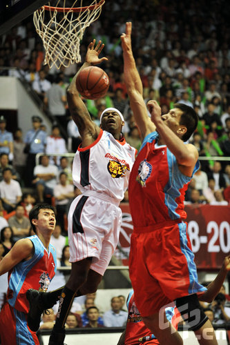 雄鹿最近12场狂输10场，排名跌出东部前十（雄鹿近12战吞10败，东部排名跌出前十）