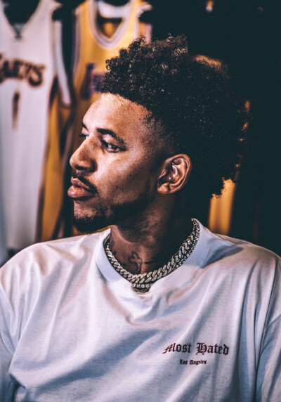 多纳鲁马身价上涨500万至4500万欧，领跑世界门将身价榜（多纳鲁马身价升至4500万欧，涨500万登顶全球门将身价榜）