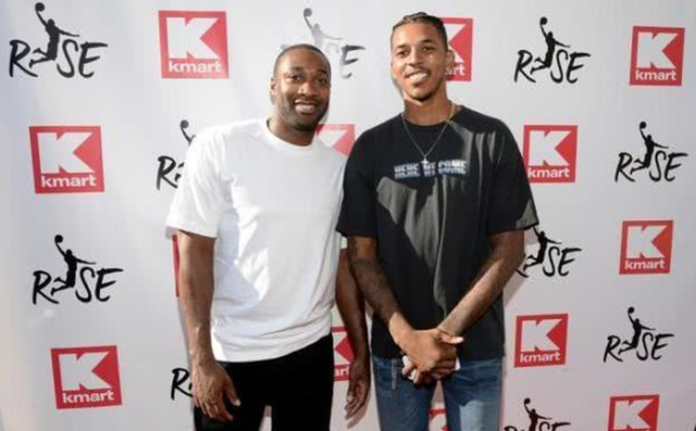 从手足无措到游刃有余，齐达内在公园学着踢毽子（齐达内公园练踢毽：从小白到高手的进阶）