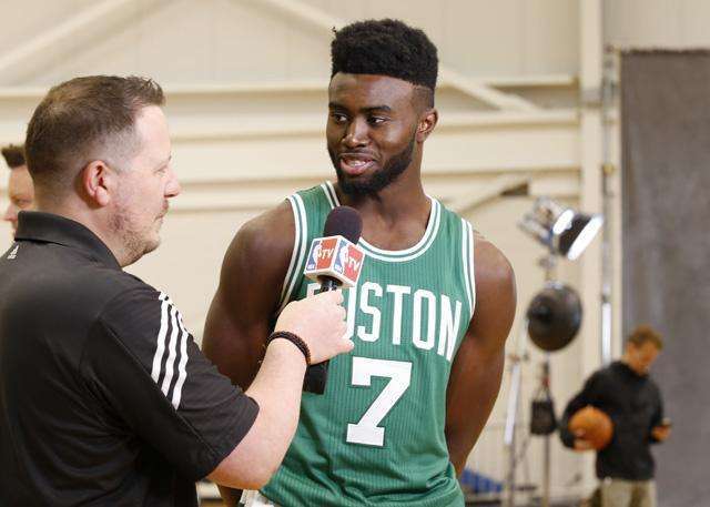 托尼：相较劳塔罗我更喜欢图拉姆，后者是意甲最强的中锋（托尼：更青睐图拉姆而非劳塔罗，他是意甲最强中锋）